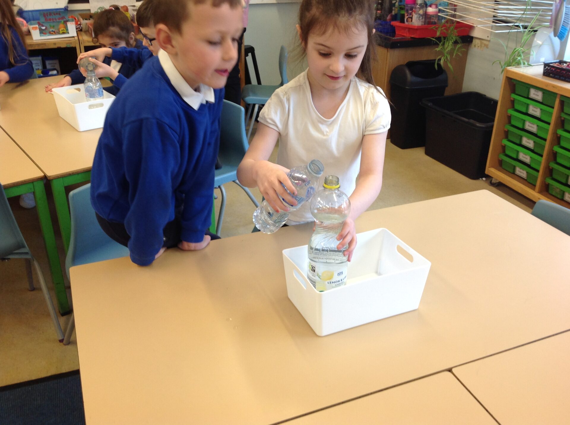 Year 1 investigate capacity - Windy Nook Primary School
